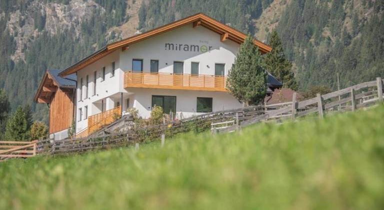 Rental apartment with garden in Racines