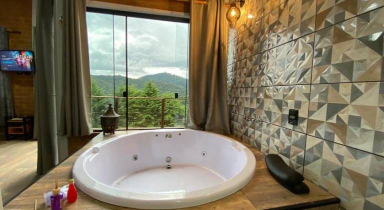 Wonderful lodge with hot tub, patio & yard | Perfect for remote work | Dogs allowed in Ilhabela