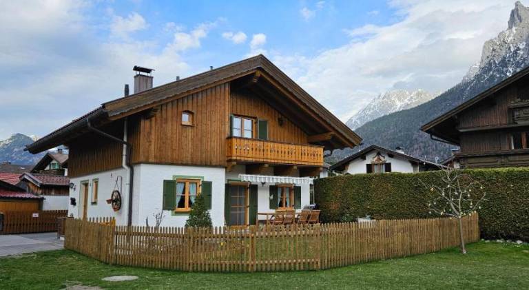 Vacation home with jacuzzi in Mittenwald