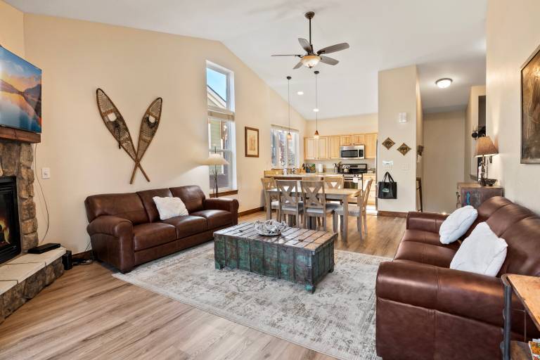 Family-friendly vacation home with hot tub, patio & BBQ | Mountain view | Pets are welcome — photo 2