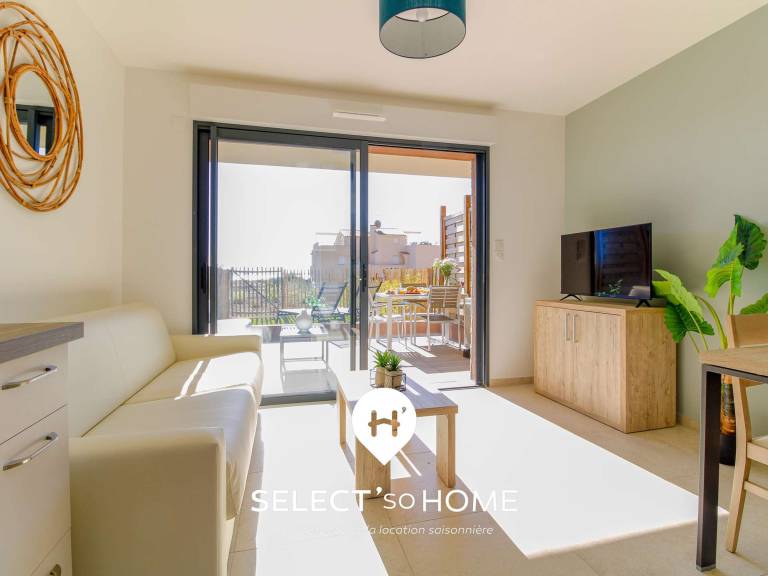 Apartment with pool & garden — photo 4