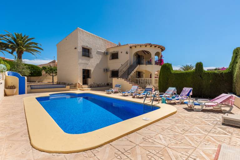 Fully equipped villa with private pool, yard & patio | Pet-friendly in Alicante