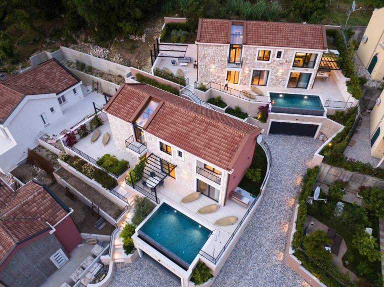 Villa with pool, barbecue & yard — photo 2