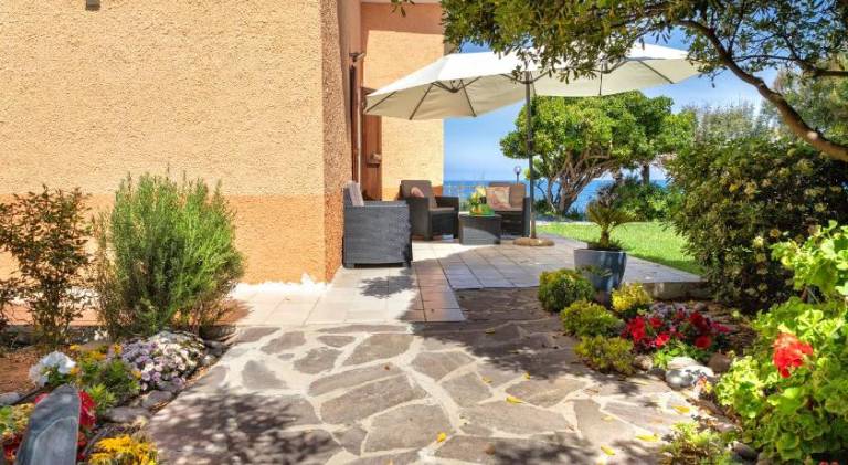 Villa with terrace, barbeque & yard — photo 5