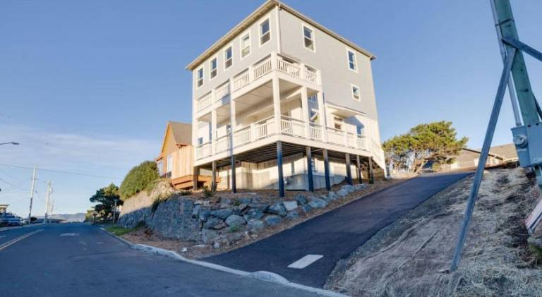 Vacation home with jacuzzi in Lincoln City, OR