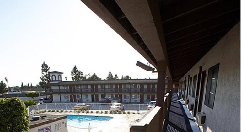 EZ 8 Motel Newark — photo 4