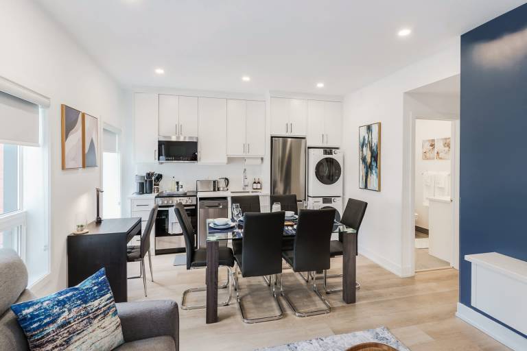 Spacious Modern Suite—3 min to UofT Sleeps 10