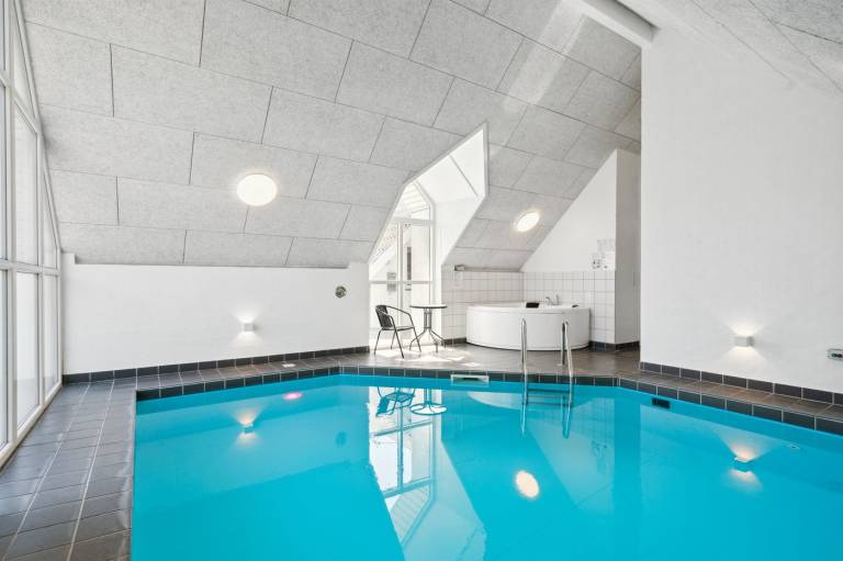 Vacation home with jacuzzi, private pool & barbecue — photo 2