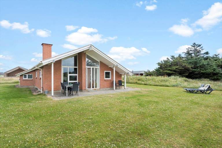 Vacation home with jacuzzi, barbeque & patio in Harboore