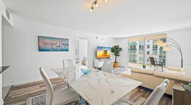 Amazing 1 Bed 1 Bath • Brickell • City & Bay View — photo 4