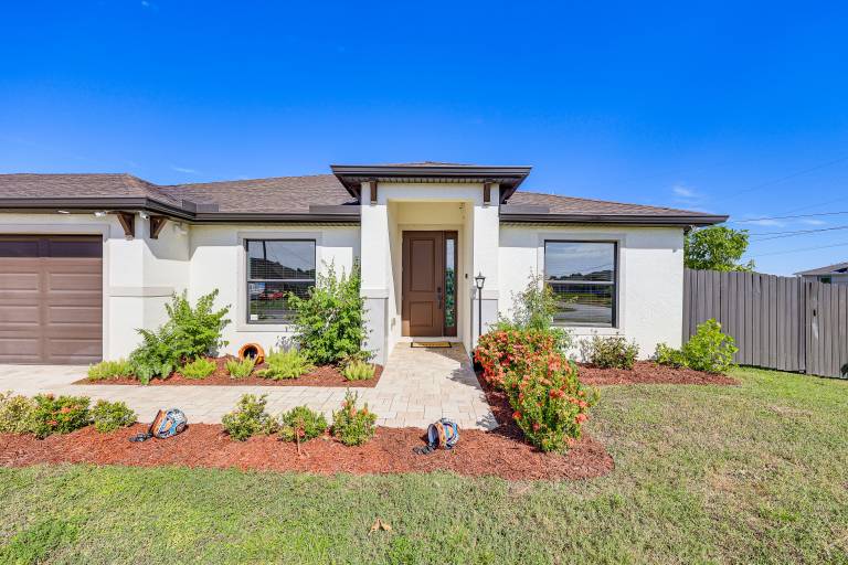 Heated Pool & Outdoor Kitchen: Cape Coral Home — photo 4