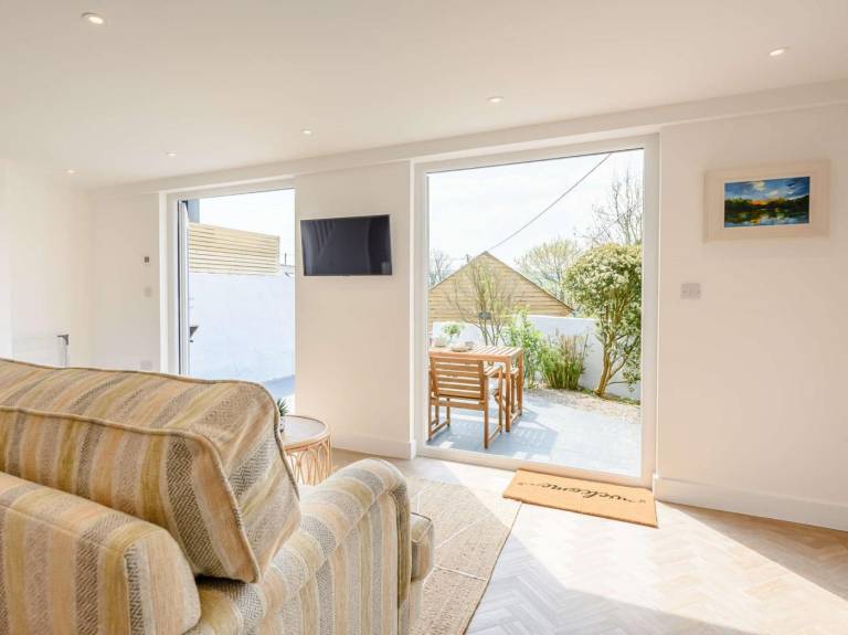 Cottage with garden, terrace & grill | Water view — photo 4