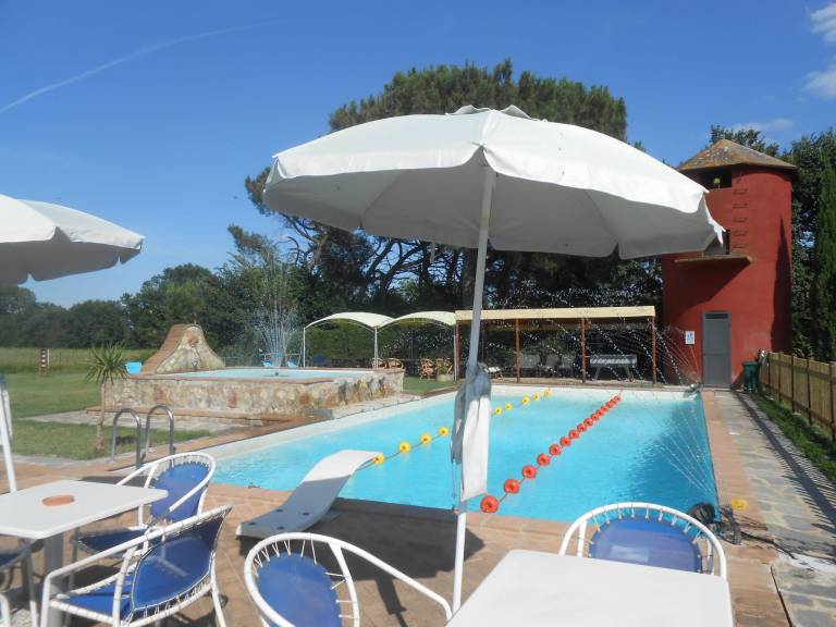 Rental apartment with garden, BBQ & pool — photo 4