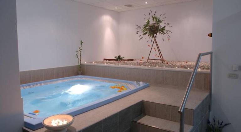 Holiday apartment with pool & jacuzzi — photo 3