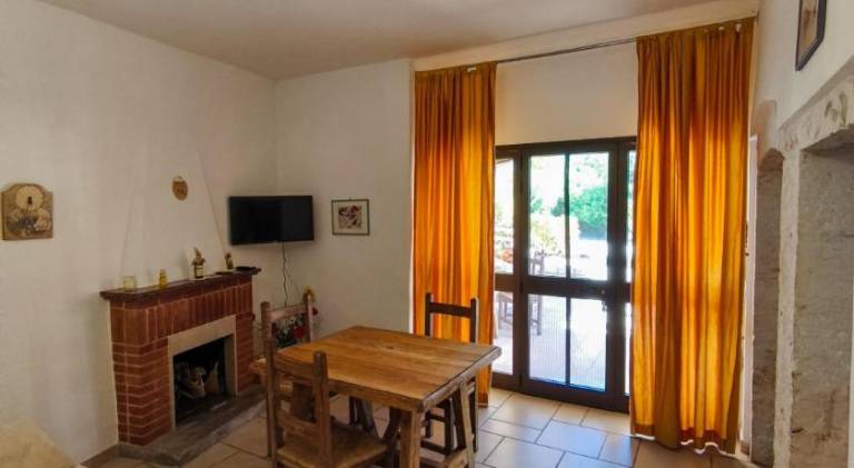 Beautiful serviced apartment with yard & pool | Dogs allowed — photo 2