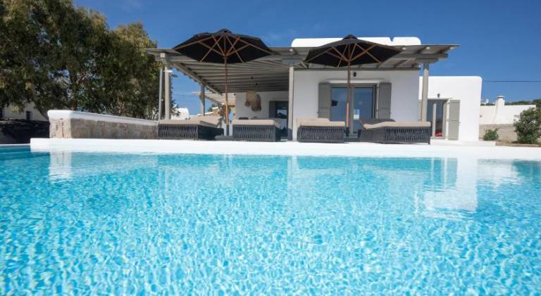 Villa with terrace, garden & jacuzzi in Mykonos