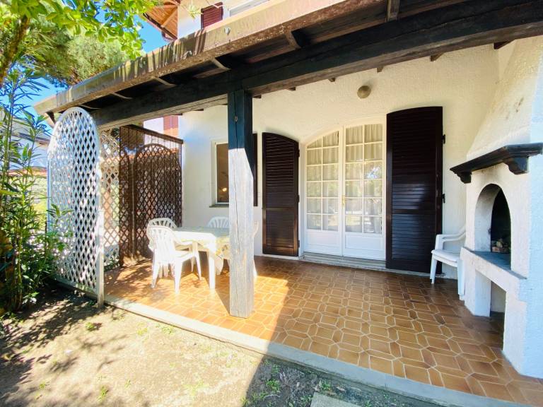 Vacation home with BBQ, yard & terrace — photo 5