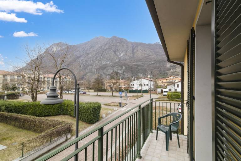 Child-friendly beautiful holiday apartment with yard | Mountain view | Beach nearby | Dogs allowed in Porlezza