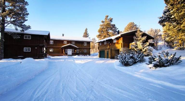 Lodge with garden, BBQ & terrace in Ringebu