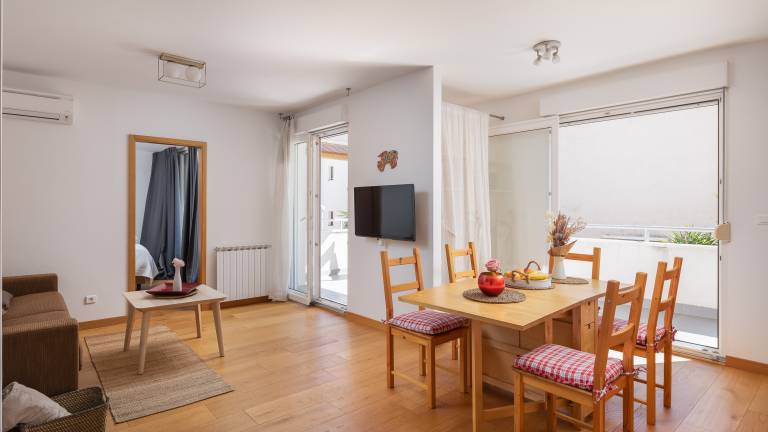 Child-friendly charming rental apartment | Beach view | Next to the beach | Pets are welcome — photo 4