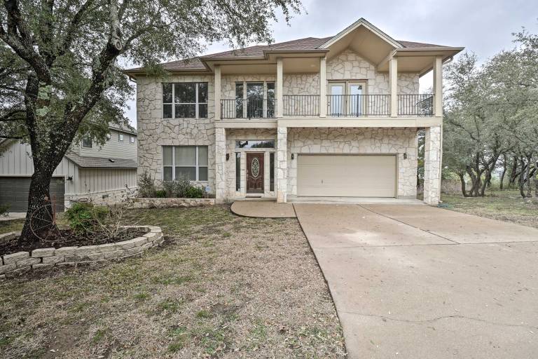 Airy Villa in Austin w Badminton Volleyball Court