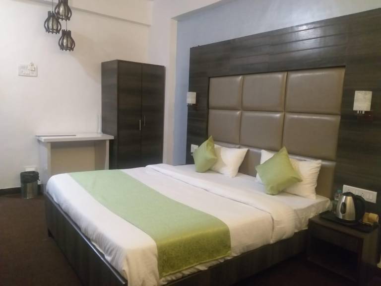 Holiday apartment with pool & BBQ | Perfect for remote work in Khandala