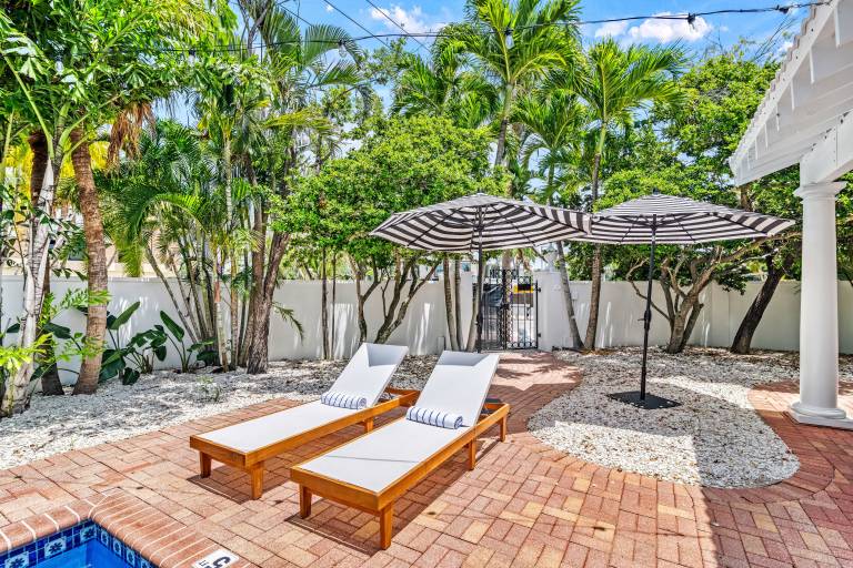 Five Palms-Indulge in a Stunning Lido Key Retreat with Private Pool, Firepit, and Steps to the Beach — photo 4