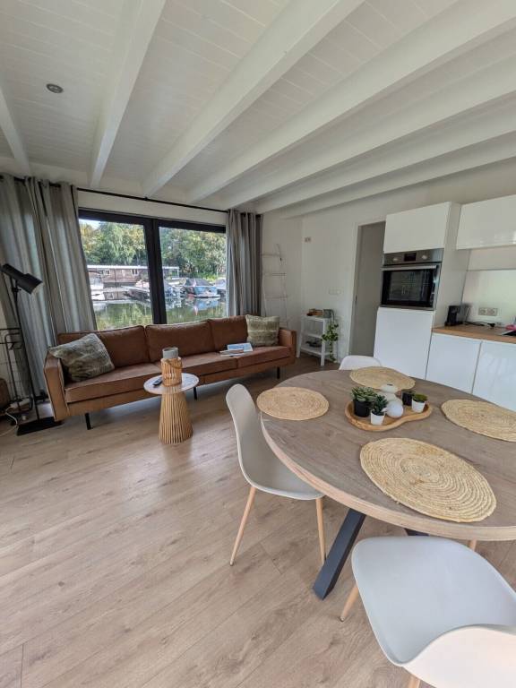 Fully equipped beautiful boat with barbeque | Lake view | Good for workation | Pets allowed