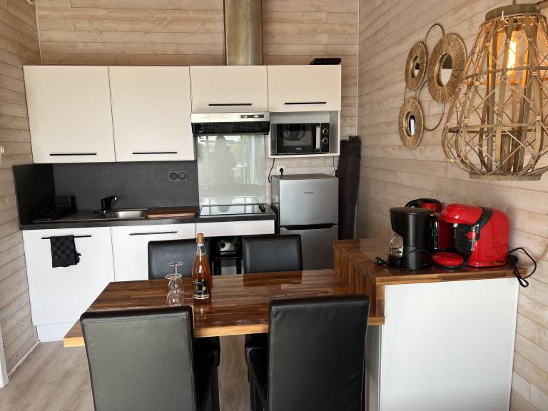 Vacation home with pool, patio & garden | Beach view | Close to the beach | Pets are welcome — photo 4