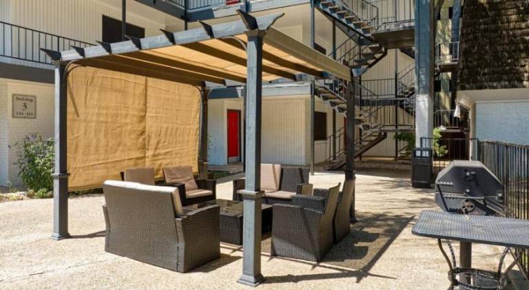 Your Modern King Suite Getaway - Sleeps 4 - Pool, Prkg — photo 5