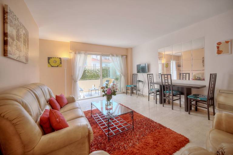 Family-friendly pleasant apartment with yard & patio | Beach nearby | Pet-friendly — photo 3