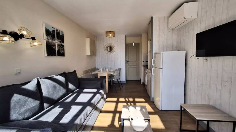 Holiday apartment with patio & hot tub — photo 2