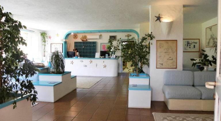 Serviced apartment with private pool, yard & patio — photo 3