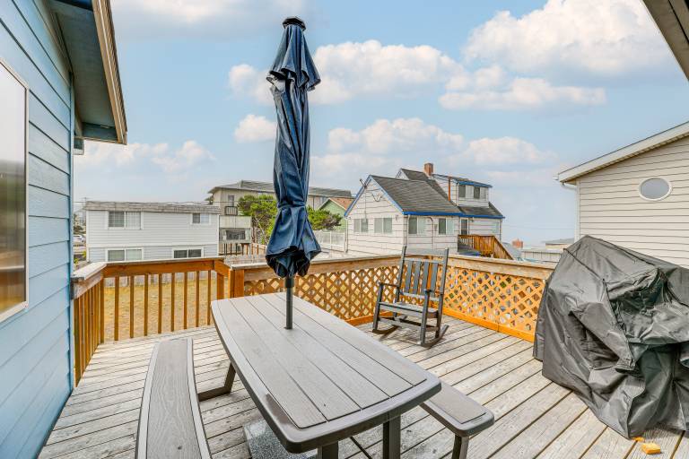 Walk to Beach: Dog-Friendly Home in Lincoln City — photo 2
