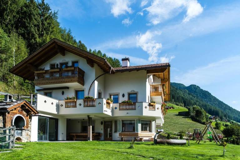 Family-oriented beautiful holiday apartment with yard, grill & hot tub | Mountain view | Pet-friendly in Valle Aurina