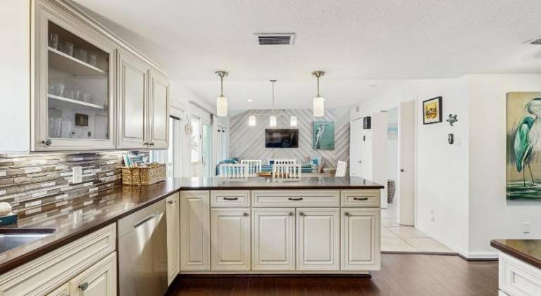 Vacation home with pool | Beach nearby | Pets are welcome — photo 3