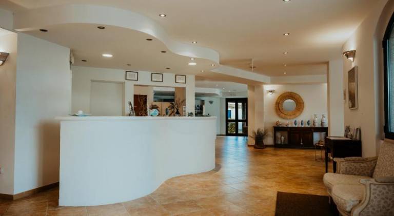 Serviced apartment with pool, yard & patio — photo 4