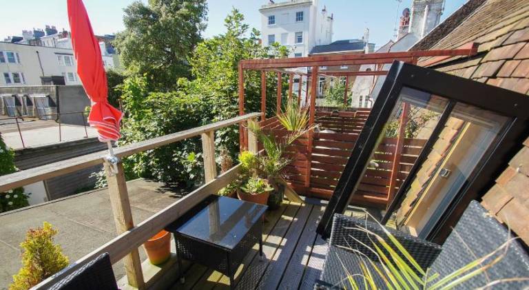 Vacation home with terrace | Close to Brighton Palace Pier | Good for workation — photo 3