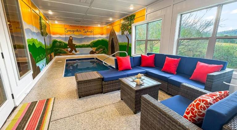 Sasquatch Splash Premier Private Pool Cabin with Hot Tub, Mtn Views, Arcade Games, Excellent Locatio — photo 3