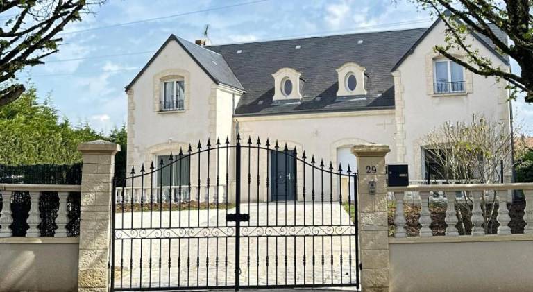 House with hot tub in Blois