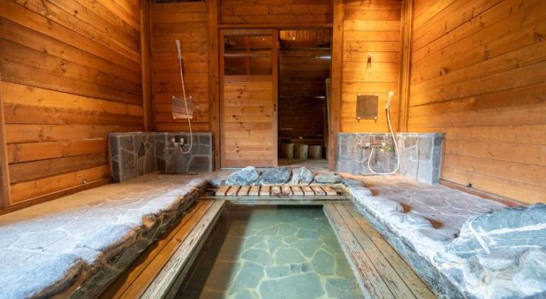 Chalet with jacuzzi, grill & yard | Perfect for remote work | Pets are welcome — photo 2