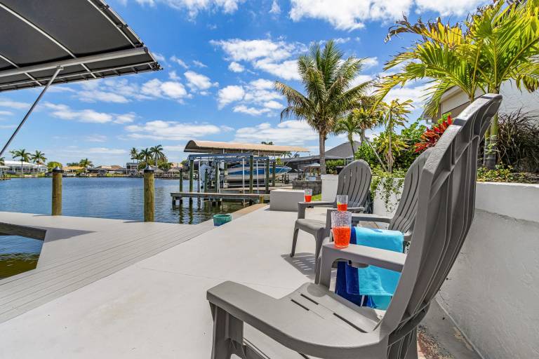 Riverfront Escape with Pool, Tiki Hut & Gulf Access Fun - Villa Kai Malie - Roelens — photo 4