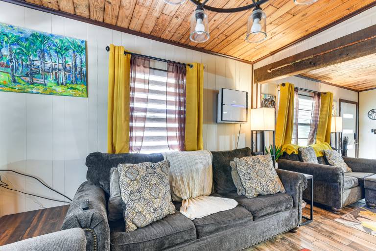 < 1 Mi to Beach! Galveston Gem w/ Outdoor Oasis — photo 4