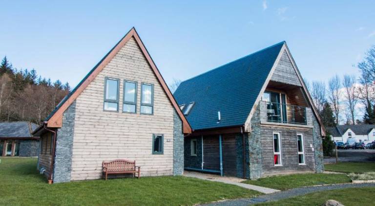 Lodge with terrace & jacuzzi in Stirling