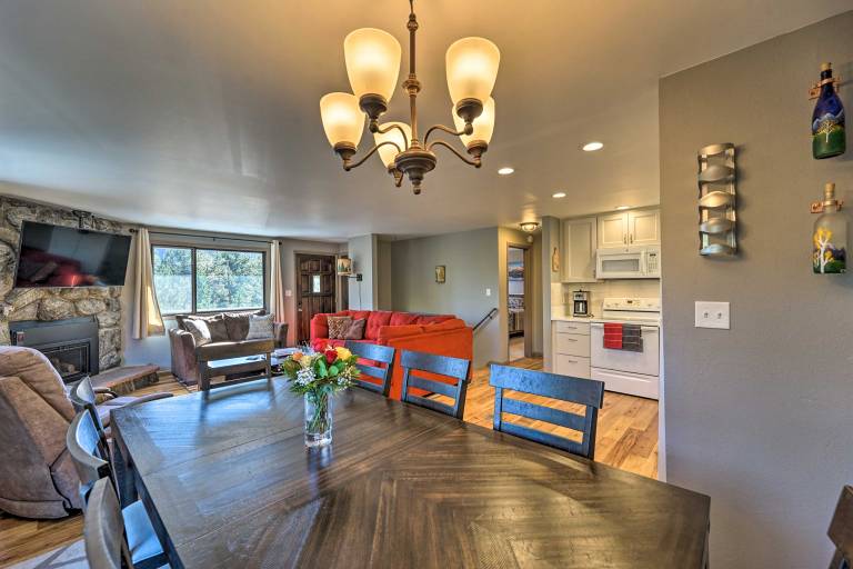Luxe Updated Home w/ Grill + Hot Tub: 4 Mi to RMNP — photo 5