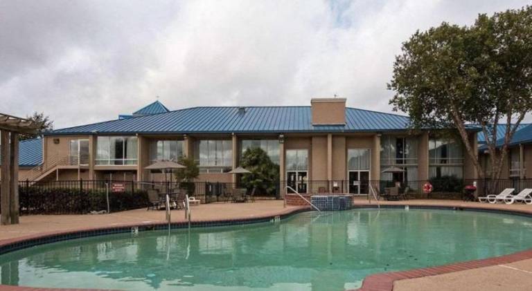 Economy Inn & Suites — photo 4