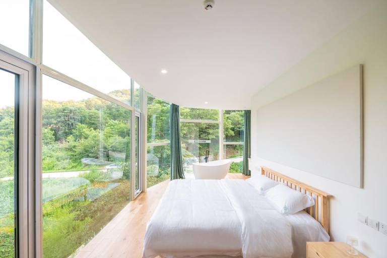 Villa with yard, pool & barbeque | Suitable for remote work | Pets are welcome — photo 2