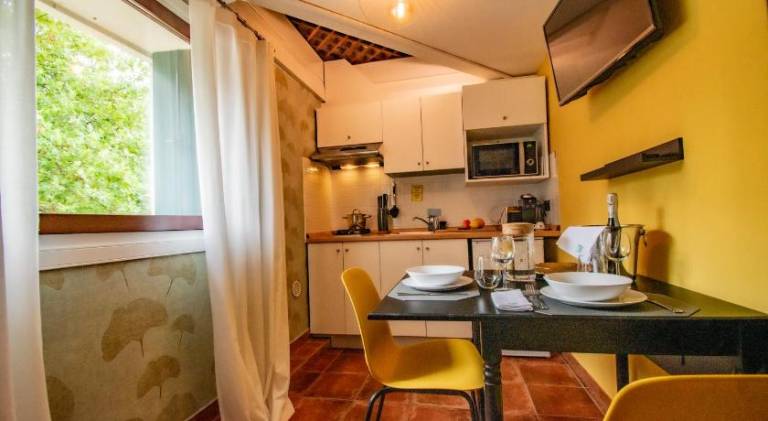 Holiday apartment with terrace, pool & yard — photo 4