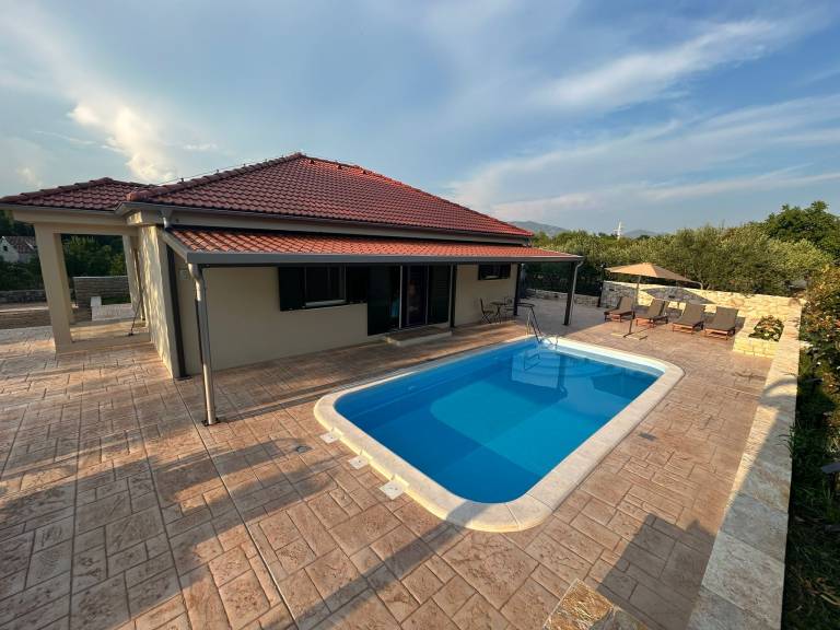 House with barbecue, patio & private pool | Panoramic view in Brela