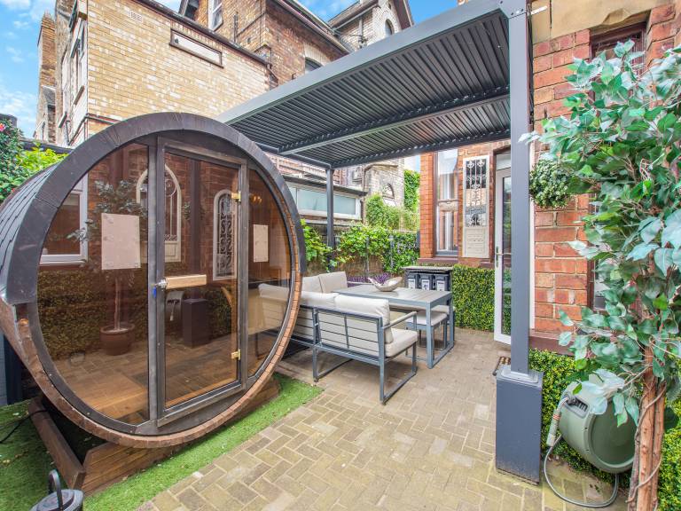 Cottage with garden, hot tub & sauna | Next to York Castle — photo 3